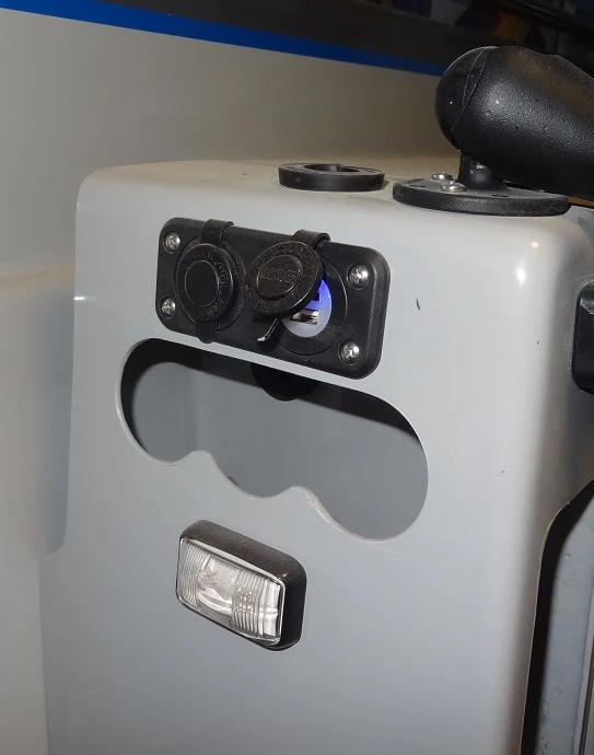 USB + gniazdo zapalniczki 12V, widok po montażu