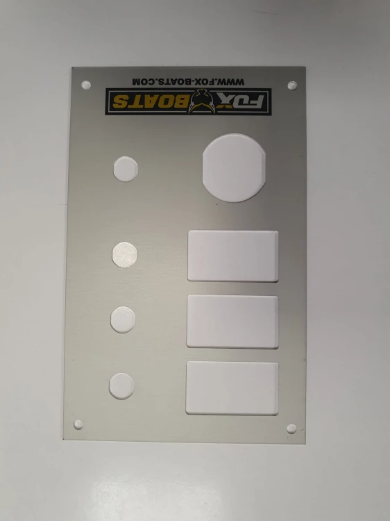 RIVERFOX panel,ramka na 3 przełączniki i gniazdo USB logo.jpg