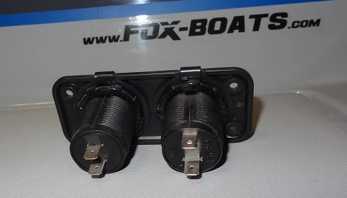 USB + gniazdo zapalniczki 12V, widok z tyłu